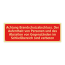 Achtung Brandschutzabschluss. Der Aufenthalt von Personen und das Abstellen von Gegenständen im Schließbereich sind verboten