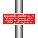 Achtung Brandschutzabschluss. Der Aufenthalt von Personen und das Abstellen von Gegenständen im Schließbereich sind verboten