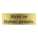 Nicht im Stehen pinkeln.