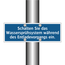 Schalten Sie das Wassersprühsystem während des Entladevorgangs ein.