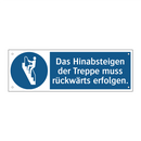 Das Hinabsteigen der Treppe muss rückwärts erfolgen.