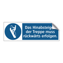 Das Hinabsteigen der Treppe muss rückwärts erfolgen.
