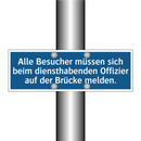 Alle Besucher müssen sich beim diensthabenden Offizier auf der Brücke melden.