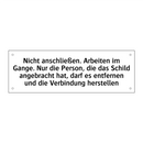 Nicht anschließen. Arbeiten im Gange. Nur die Person, die das Schild angebracht hat, darf es entfernen und die Verbindung herstellen