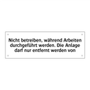 Nicht betreiben, während Arbeiten durchgeführt werden. Die Anlage darf nur entfernt werden von