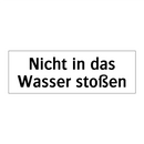 Nicht in das Wasser stoßen