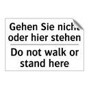 Gehen Sie nicht oder hier stehen/.../ - Do not walk or stand here