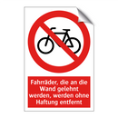 Fahrräder, die an die Wand gelehnt werden, werden ohne Haftung entfernt