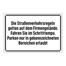 Die Straßenverkehrsregeln gelten auf dem Firmengelände. Fahren Sie im Schritttempo. Parken nur in gekennzeichneten Bereichen erlaubt