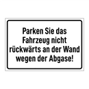 Parken Sie das Fahrzeug nicht rückwärts an der Wand wegen der Abgase!