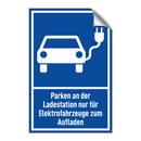 Parken an der Ladestation nur für Elektrofahrzeuge zum Aufladen