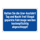 Halten Sie die Lkw-Ausfahrt Tag und Nacht frei! Illegal geparkte Fahrzeuge werden kostenpflichtig abgeschleppt!