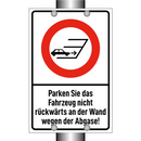 Parken Sie das Fahrzeug nicht rückwärts an der Wand wegen der Abgase!
