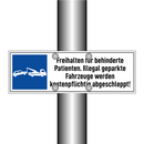 Freihalten für behinderte Patienten. Illegal geparkte Fahrzeuge werden kostenpflichtig abgeschleppt!