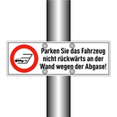 Parken Sie das Fahrzeug nicht rückwärts an der Wand wegen der Abgase!