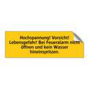 Hochspannung! Vorsicht! Lebensgefahr! Bei Feueralarm nicht öffnen und kein Wasser hineinspritzen.