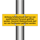 Achtung Schaltschrank darf nur von qualifiziertem Personal geöffnet werden. Vorsicht! Elektroschrank darf nur von Fachleuten geöffnet werden.