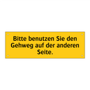 Bitte benutzen Sie den Gehweg auf der anderen Seite.
