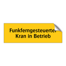 Funkferngesteuerter Kran in Betrieb