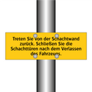 Treten Sie von der Schachtwand zurück. Schließen Sie die Schachttüren nach dem Verlassen des Fahrzeugs.