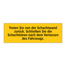 Treten Sie von der Schachtwand zurück. Schließen Sie die Schachttüren nach dem Verlassen des Fahrzeugs.