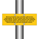 Warnung Explosive Gase entstehen während des Ladevorgangs, die durch Funken oder Hitze entzündet werden können. Funken, offene Flammen oder glühende Gegenstände dürfen nicht vorhanden sein, wenn die Batterie geladen wird und unmittelbar danach.