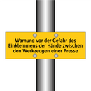 Warnung vor der Gefahr des Einklemmens der Hände zwischen den Werkzeugen einer Presse
