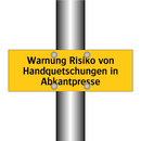 Warnung Risiko von Handquetschungen in Abkantpresse