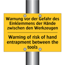Warnung vor der Gefahr des Einklemmens /.../ - Warning of risk of hand entrapment /.../