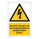 Vorsicht! Stecker nur bei ausgeschaltetem Hauptschalter ziehen.