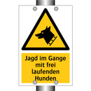 Jagd im Gange mit frei laufenden Hunden