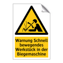 Warnung Schnell bewegendes Werkstück in der Biegemaschine