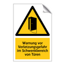Warnung vor Verletzungsgefahr im Schwenkbereich von Türen